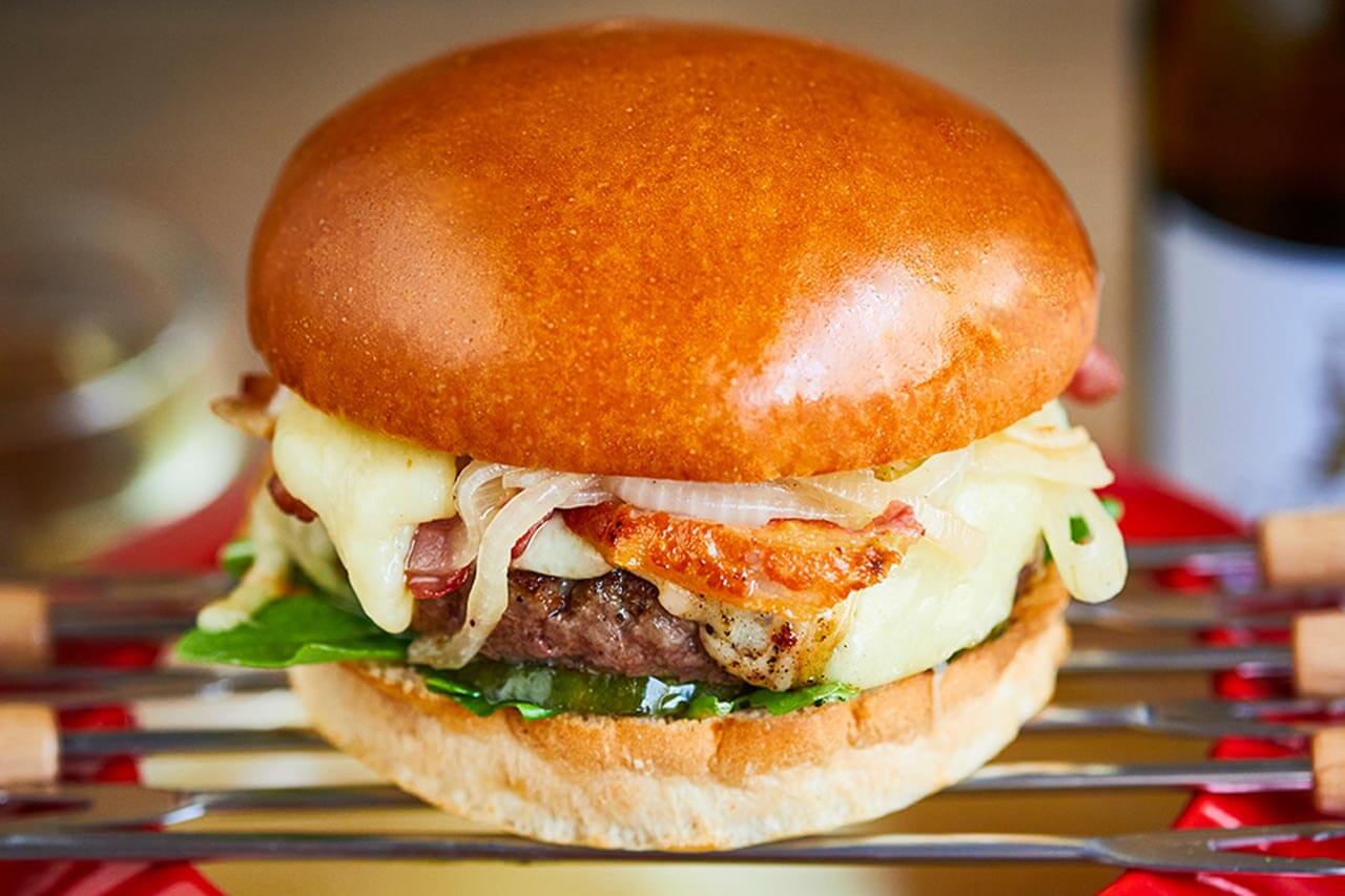 Beef burger with bacon, fondue and onion